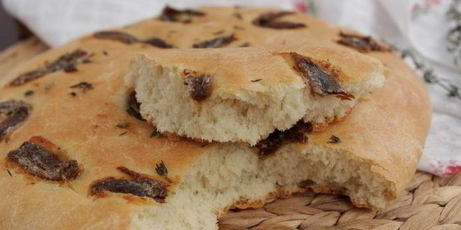 Рецепт фокаччи с тимьяном и анчоусами