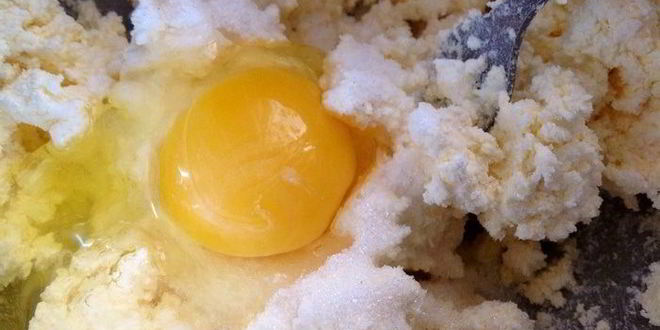 Рецепт лепешки из творожного теста с сыром и зеленью