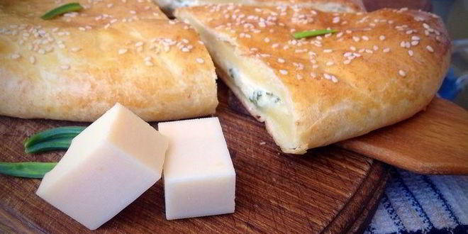 Рецепт лепешки из творожного теста с сыром и зеленью