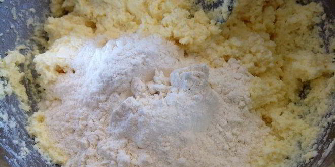 Рецепт лепешки из творожного теста с сыром и зеленью