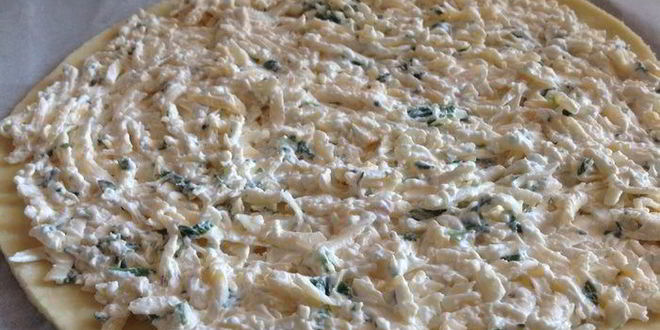 Рецепт лепешки из творожного теста с сыром и зеленью