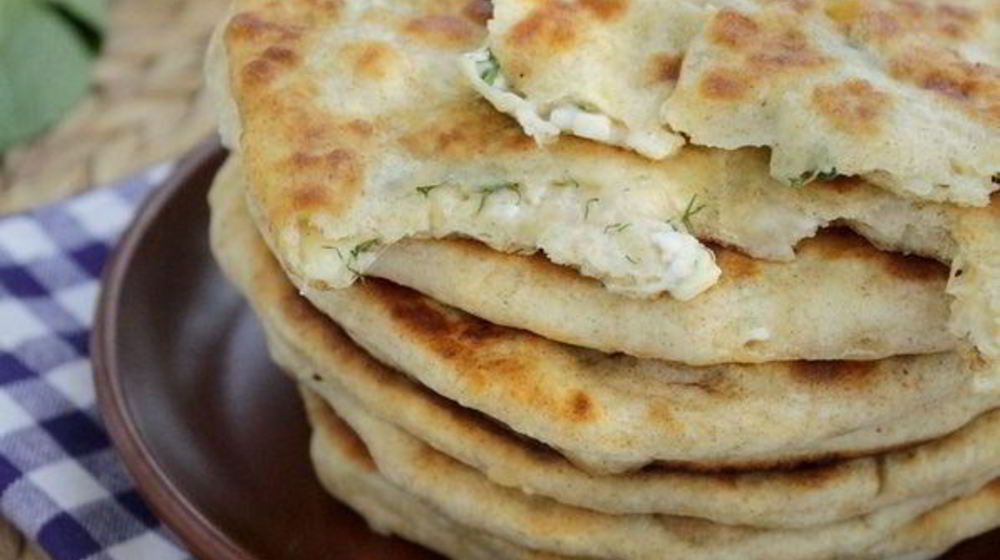 Как приготовить лепешки с мукой, брынзой и моцареллой