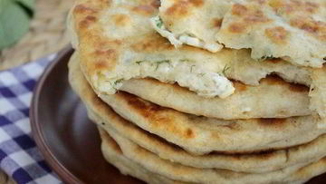 Рецепт Лепешек с мукой, брынзой и моцареллой