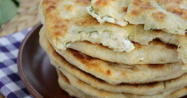 Рецепт Лепешек с мукой, брынзой и моцареллой