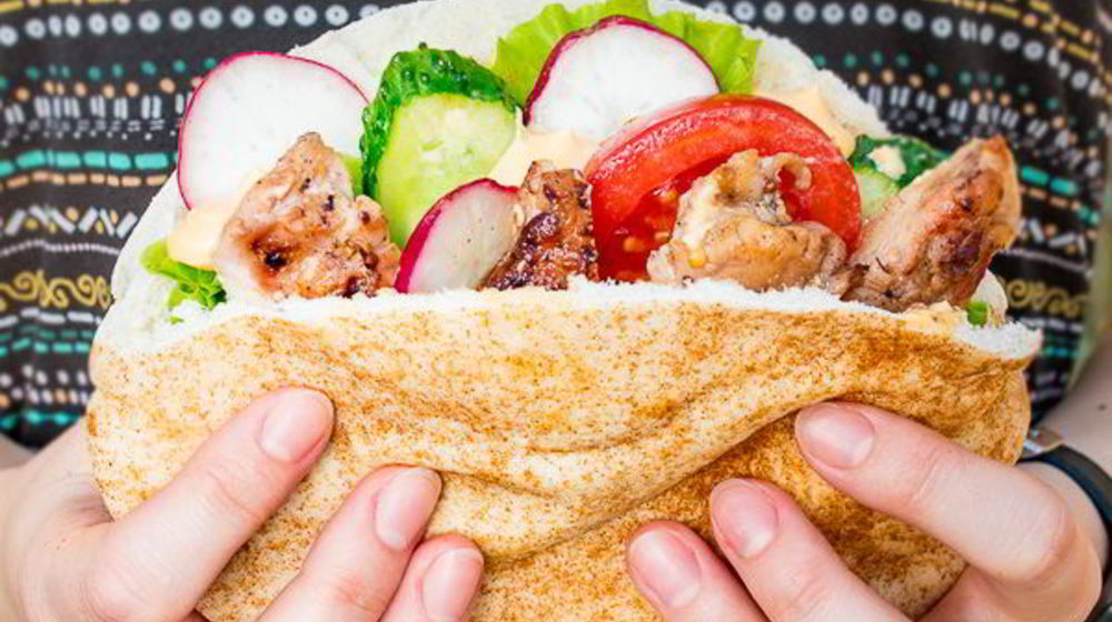 Как приготовить питу со свежими овощами и курицей на углях