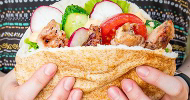 Рецепт Питы со свежими овощами и курицей на углях