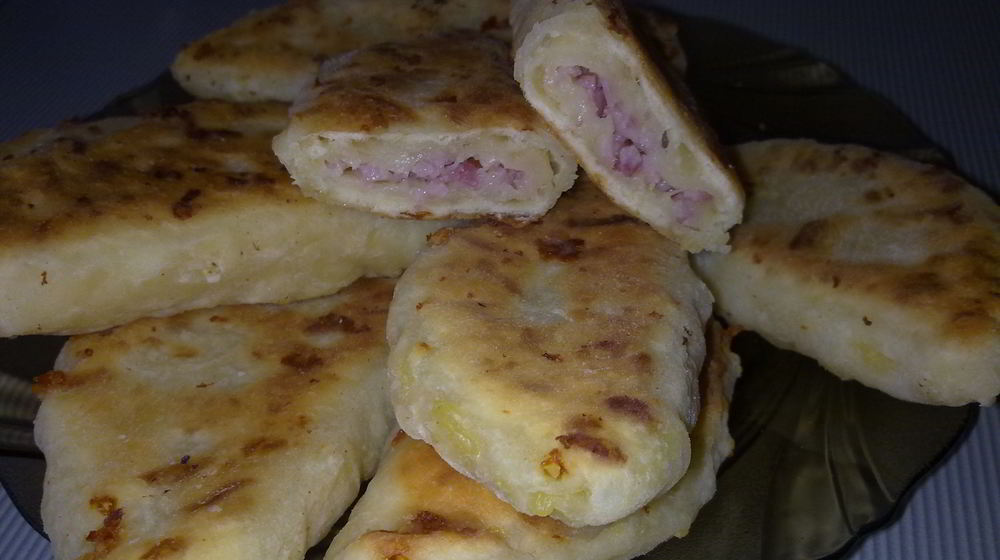 Как приготовить сырные лепешки с любой начинкой