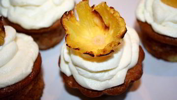 Рецепт Кокосовых маффинов с клубникой и ананасом