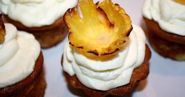 Рецепт Кокосовых маффинов с клубникой и ананасом