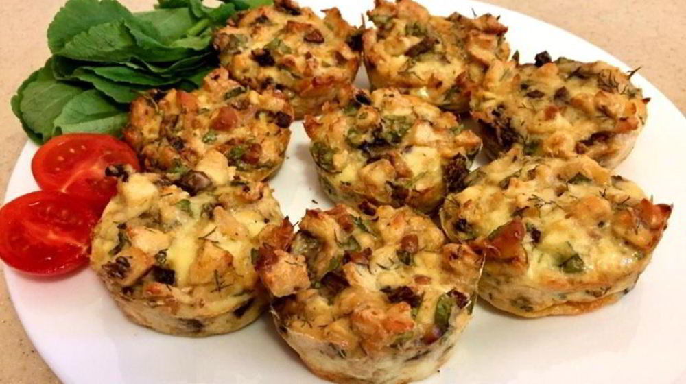 Как приготовить куриных маффинов с грибами и копченым сыром
