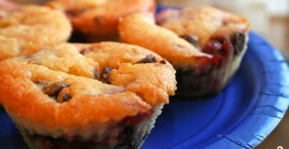 Рецепт маффинов с гречневыми хлопьями и вишней