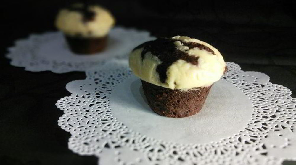 Как приготовить шоколадных маффинов под сливочной шапочкой