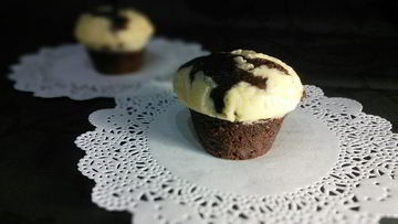 Рецепт Шоколадных маффинов под сливочной шапочкой