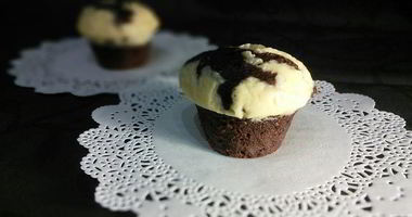 Рецепт Шоколадных маффинов под сливочной шапочкой