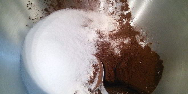 Рецепт шоколадных маффинов под сливочной шапочкой