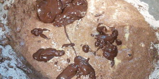 Рецепт шоколадных маффинов под сливочной шапочкой