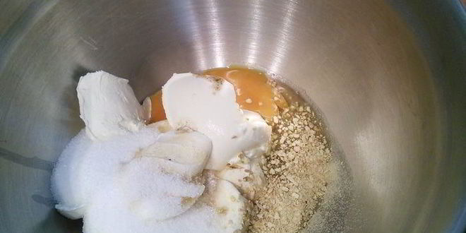 Рецепт шоколадных маффинов под сливочной шапочкой