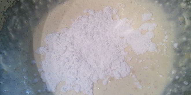 Рецепт шоколадных маффинов под сливочной шапочкой