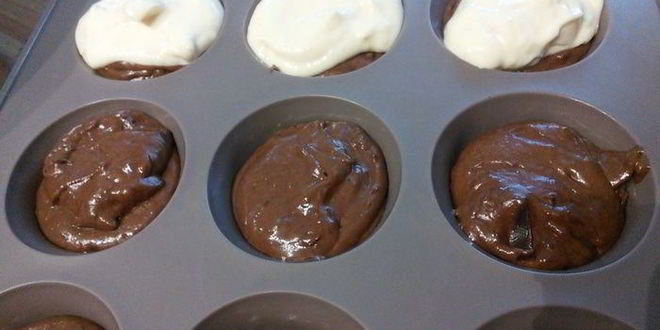 Рецепт шоколадных маффинов под сливочной шапочкой