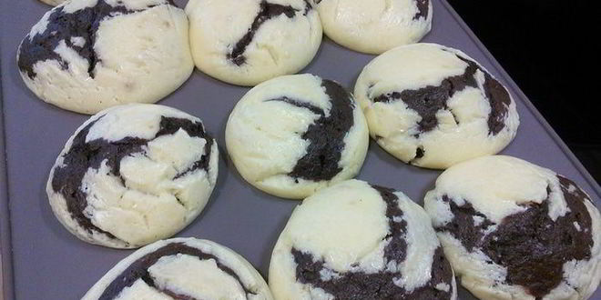 Рецепт шоколадных маффинов под сливочной шапочкой