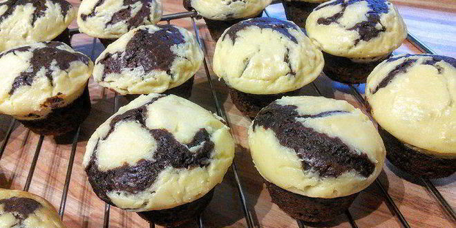 Рецепт шоколадных маффинов под сливочной шапочкой