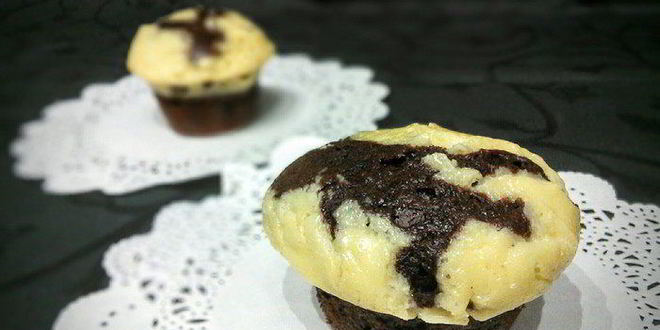 Рецепт шоколадных маффинов под сливочной шапочкой