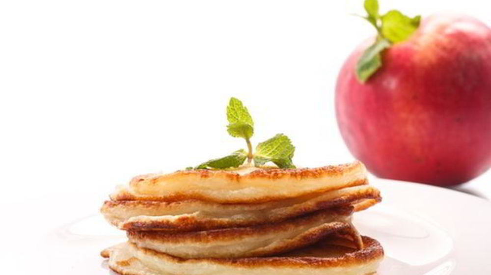 Как приготовить дрожжевые оладьи с яблоками