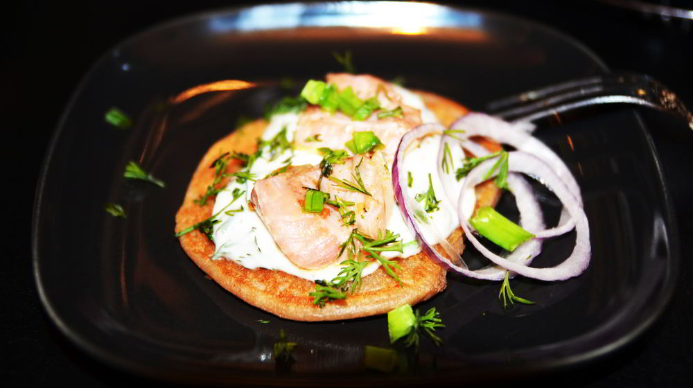 Как приготовить гречневые оладьи с соленым лососем и йогуртовой заправкой