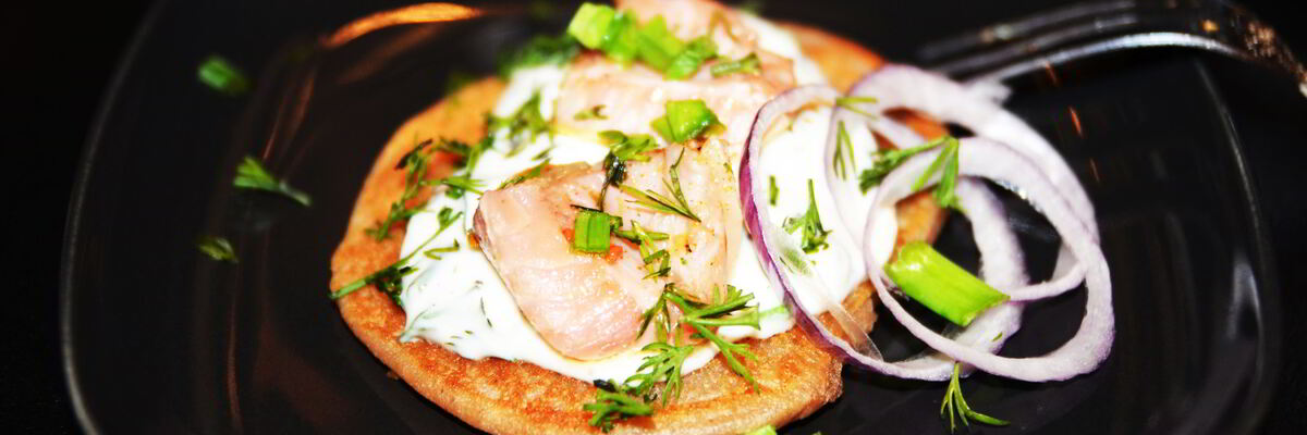 Рецепт Гречневых оладий с соленым лососем и йогуртовой заправкой