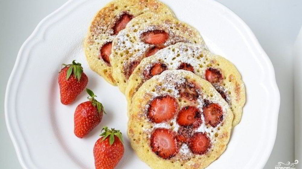 Как приготовить клубничные оладьи
