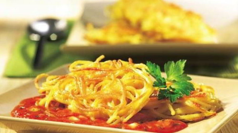 Как приготовить макаронные оладьи в томатном соусе