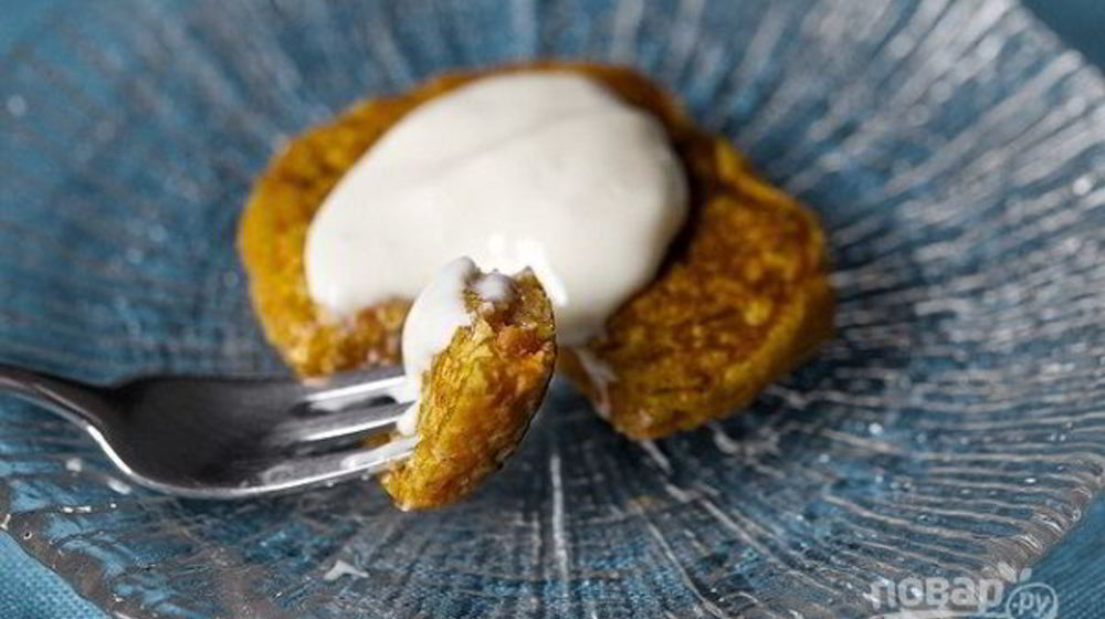 Как приготовить морковные оладьи с сырным соусом