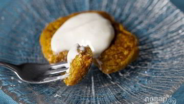 Рецепт Морковных оладий с сырным соусом
