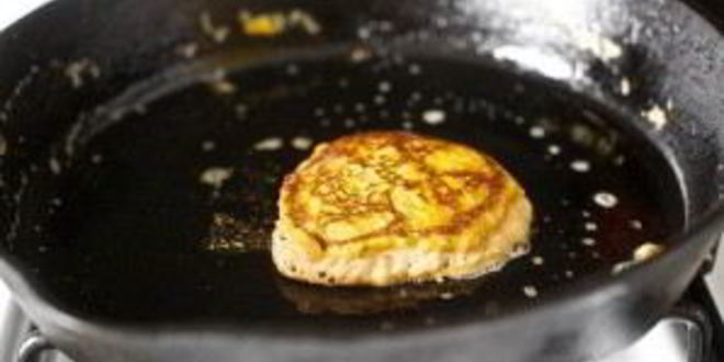 Рецепт морковных оладий с сырным соусом