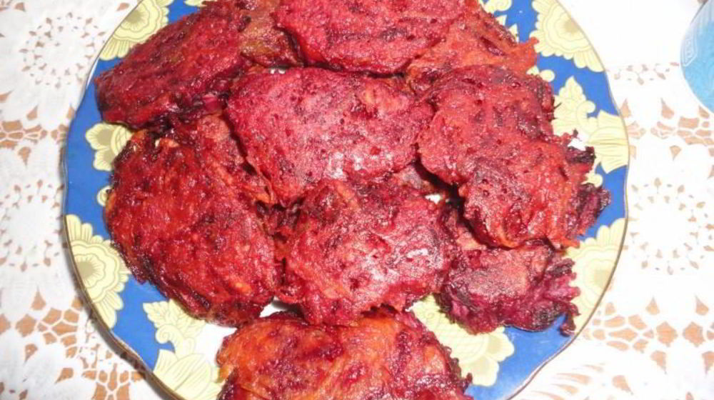 Как приготовить свекольно-картофельные оладьи