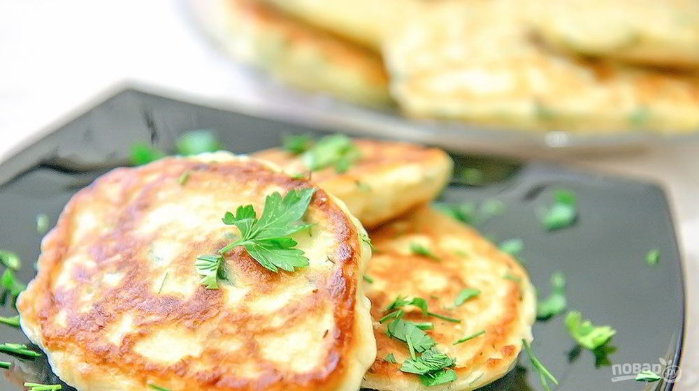 Как приготовить закусочные оладьи с зеленым луком и яйцом