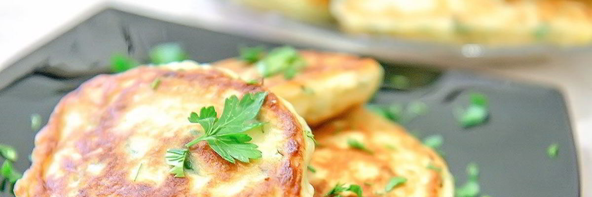 Рецепт Закусочных оладий с зеленым луком и яйцом