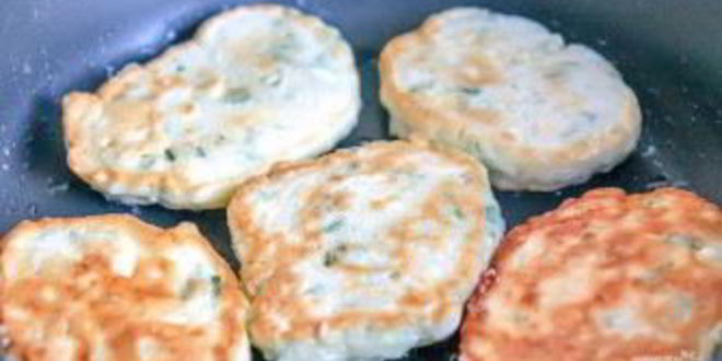 Рецепт закусочных оладий с зеленым луком и яйцом