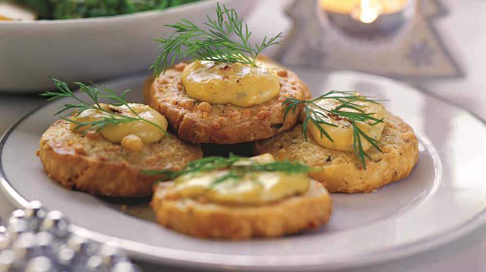 Как приготовить французские крекеры с соусом из голубого сыра