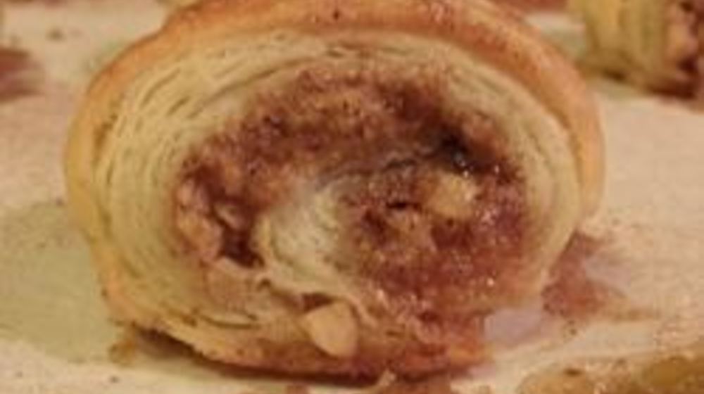 Как приготовить печенье из слоеного теста с орехами и изюмом