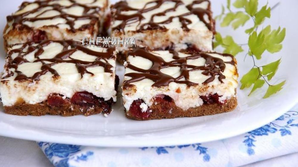 Как приготовить перевернутый шоколадно-творожный пирог с вяленой клюквой