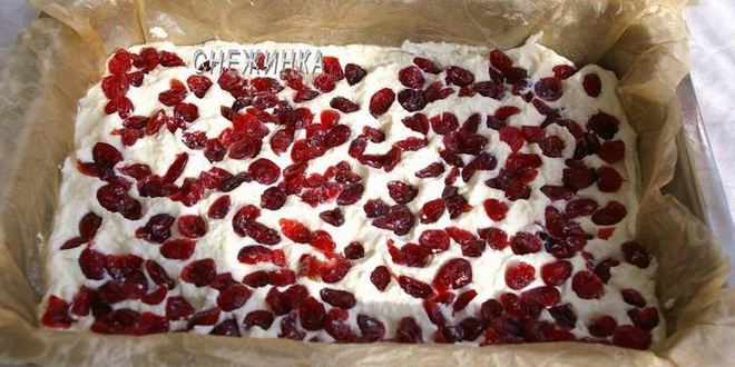 Рецепт перевернутого шоколадно-творожный пирог с вяленой клюквой