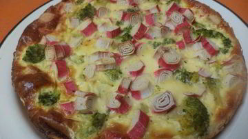 Рецепт Пирога из слоеного теста с брокколи и крабовыми палочками