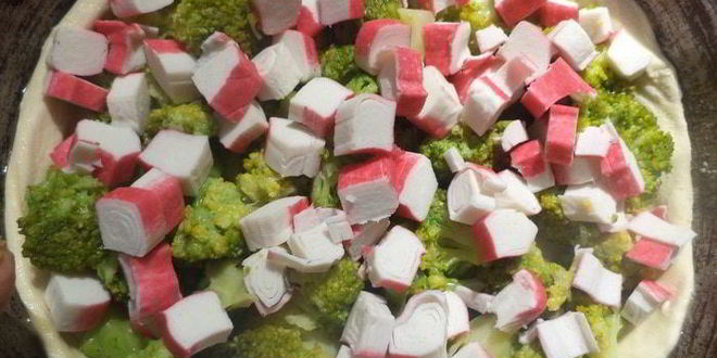 Рецепт пирога из слоеного теста с брокколи и крабовыми палочками