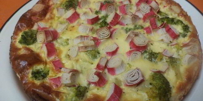 Рецепт пирога из слоеного теста с брокколи и крабовыми палочками