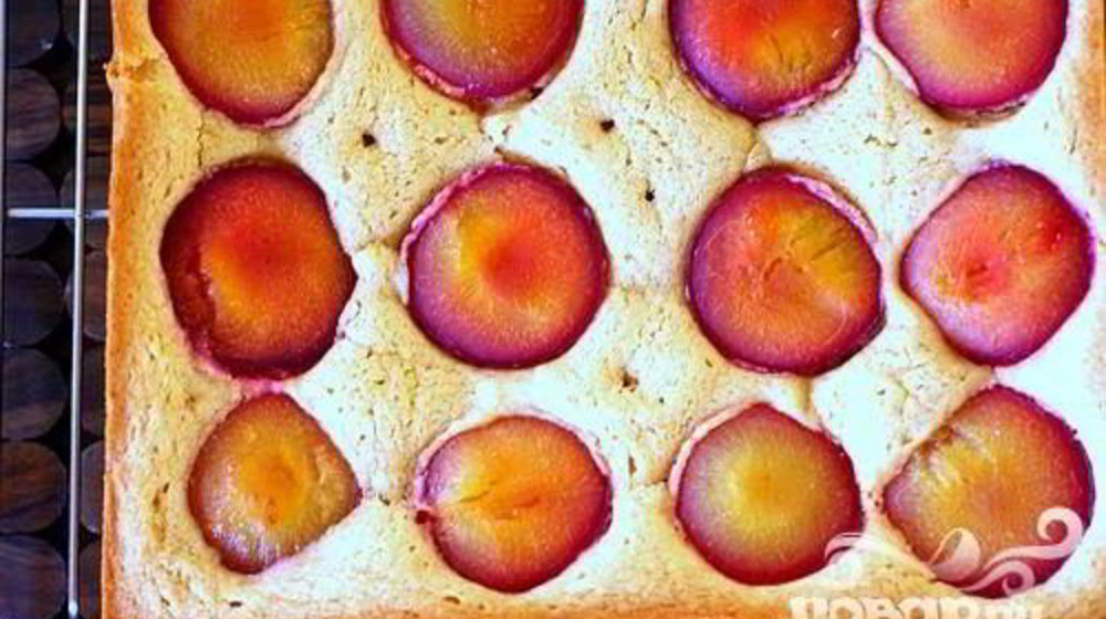 Как приготовить пирог с крупными сливами и корицей