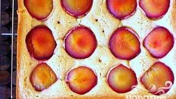 Рецепт Пирога с крупными сливами и корицей