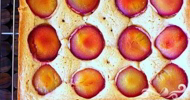 Рецепт Пирога с крупными сливами и корицей