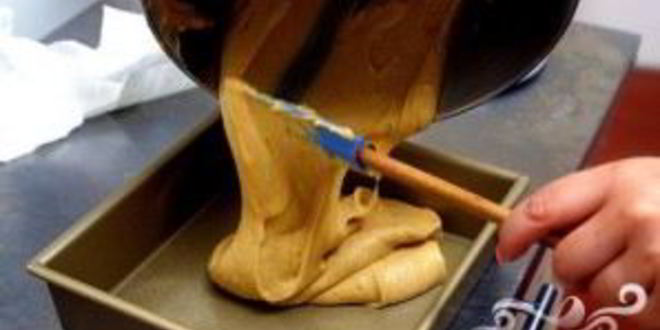 Рецепт пирога с крупными сливами и корицей