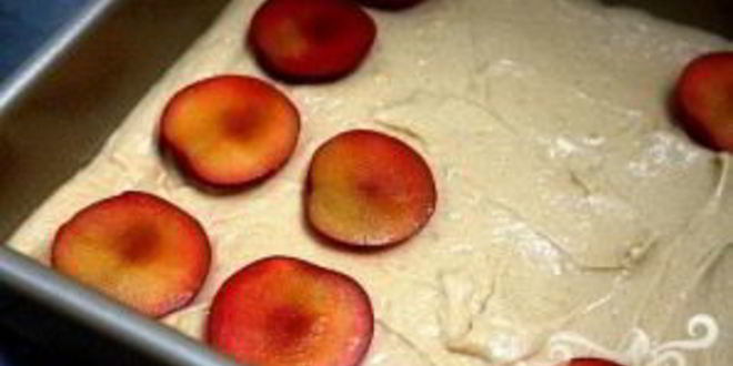 Рецепт пирога с крупными сливами и корицей